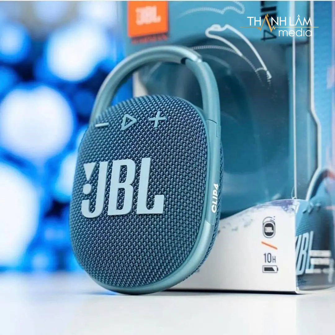 Loa JBL Clip 4 sử dụng pin sạc và có thể chơi nhạc trong 10 giờ liên tục ở mức âm lượng trung bình