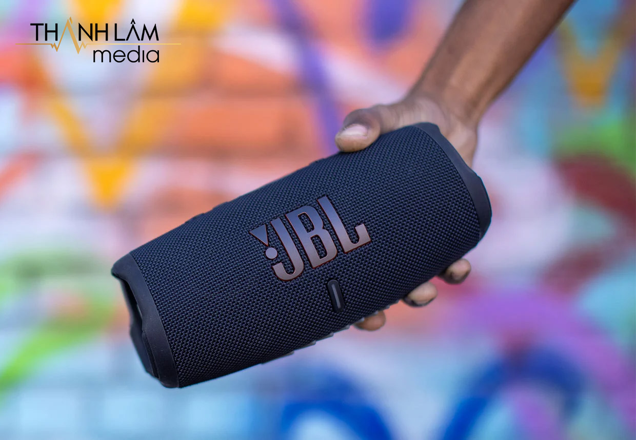 Chiếc JBL Charge 5 có thiết kế nhỏ gọn, bạn có thể cầm chúng chỉ bằng 1 tay