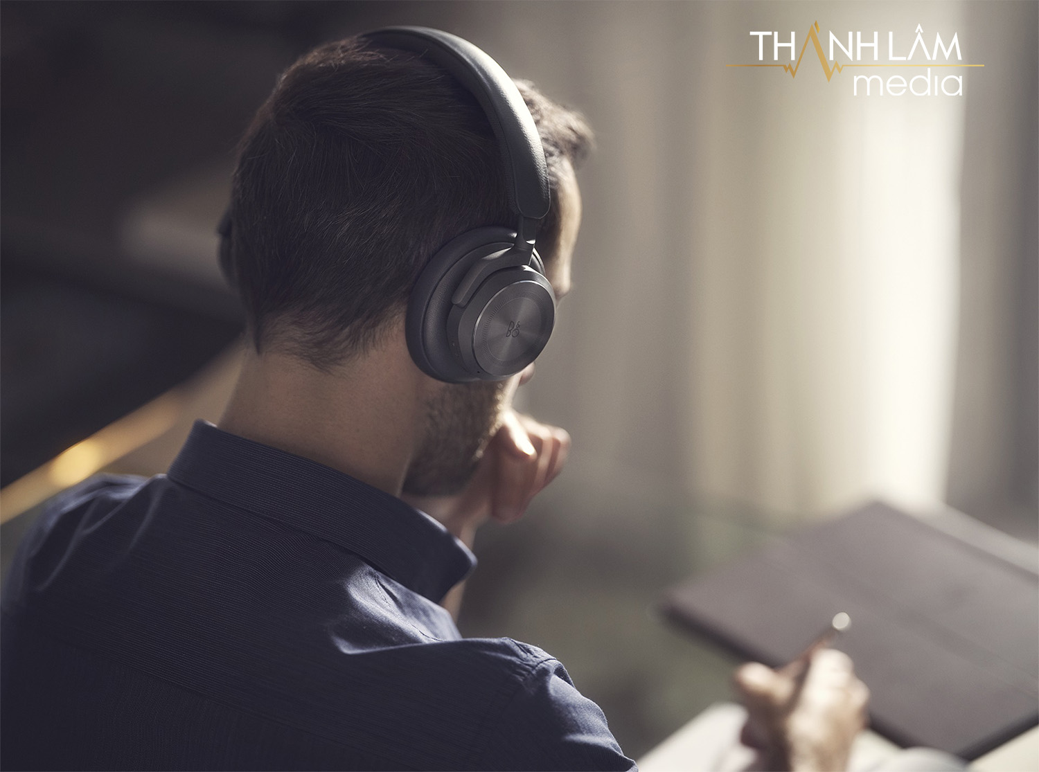 Với tai nghe Bang & Olufsen Beoplay HX, bạn có thể tạo ra không gian âm thanh của riêng mình với tính năng khử tiếng ồn chủ động (A.N.C)
