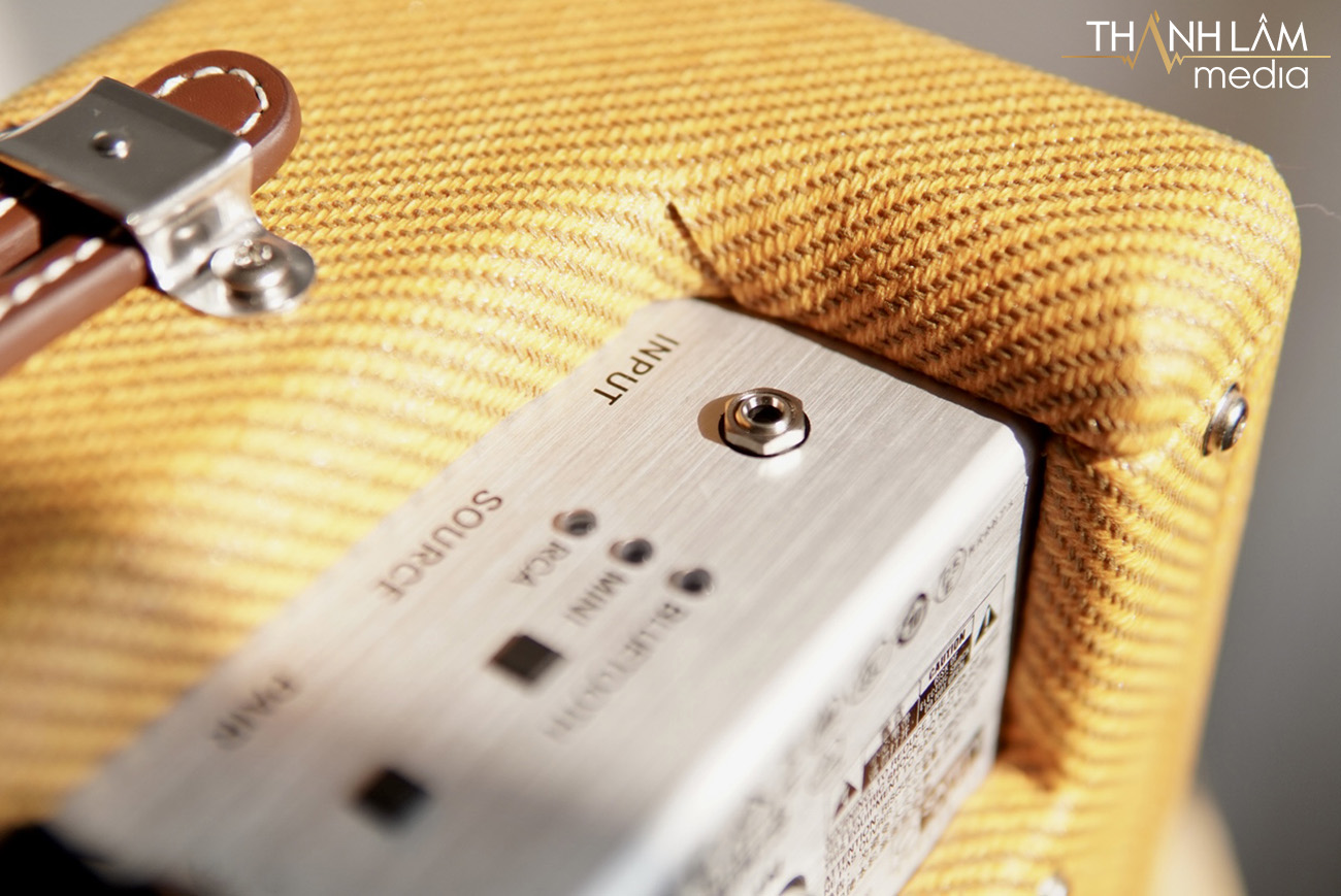 Phía trên đầu loa Fender Monterey Tweed là một cổng aux-in 3.5mm, một công tắc nguồn, đèn báo tín hiệu màu xanh và một nút để thay đổi nguồn phát giữa bluetooth, mini và RCA
